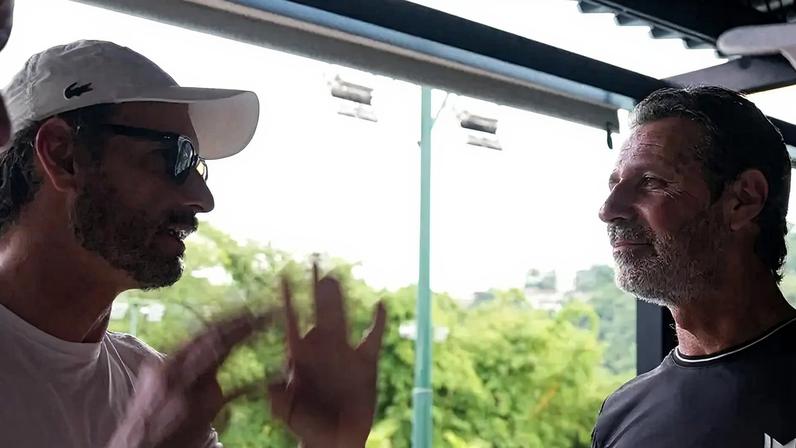 O ator Rodrigo Santoro conversa com o técnico francês Patrick Mouratoglou, na Rio Tennis Academy (Foto: Allan Christian/Divulgação)