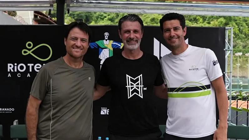 Eduardo Frick (e), Patrick Mouratoglou e André Sá na Rio Tennis Academy (Foto: Allan Christian)