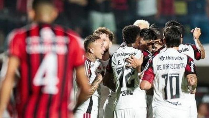 Jogadores do Flamengo celebram gol.