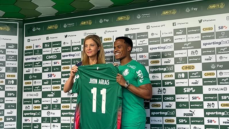 Arias em apresentação do Palmeiras