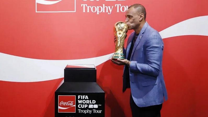 Denilson campeão mundial 2002 seleção brasileira beija taça da Copa do Mundo no tour da taça da Copa do Mundo.