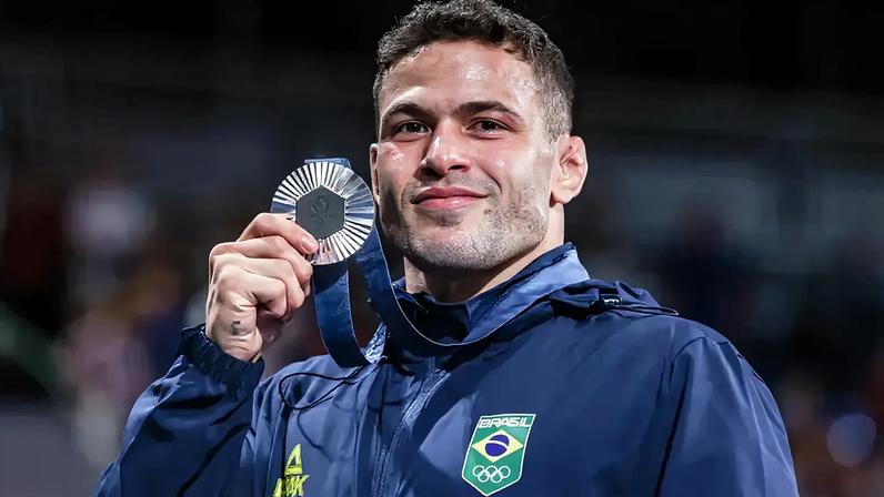 Willian Lima com medalha de prata em Paris-2024 (Foto: Wander Roberto / COB)