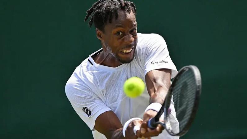O francês Gael Monfils dá um backhand contra o húngaro Marton Fucsovics em Wimbledon (foto: Glyn KIRK / AFP)