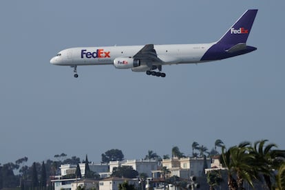 Un avión de Fedex se dispone a aterrizar en el aeropuerto de San Diego.