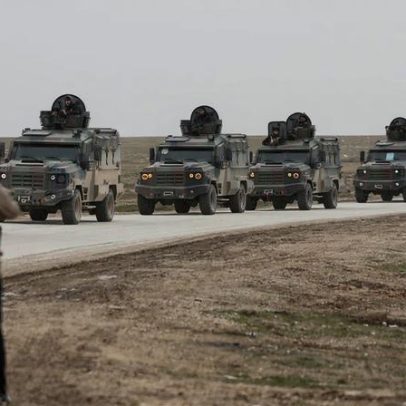 Forças do governo sírio avançam rumo à cidade curda após acordo de cessar-fogo