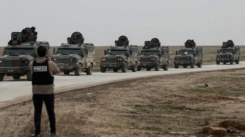 Forças do governo sírio avançam rumo à cidade curda após acordo de cessar-fogo