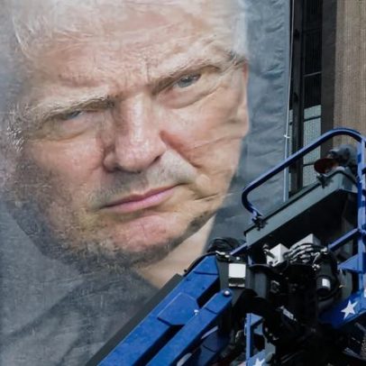 Bandeira com imagem de Donald Trump é hasteada na sede do Departamento de Justiça