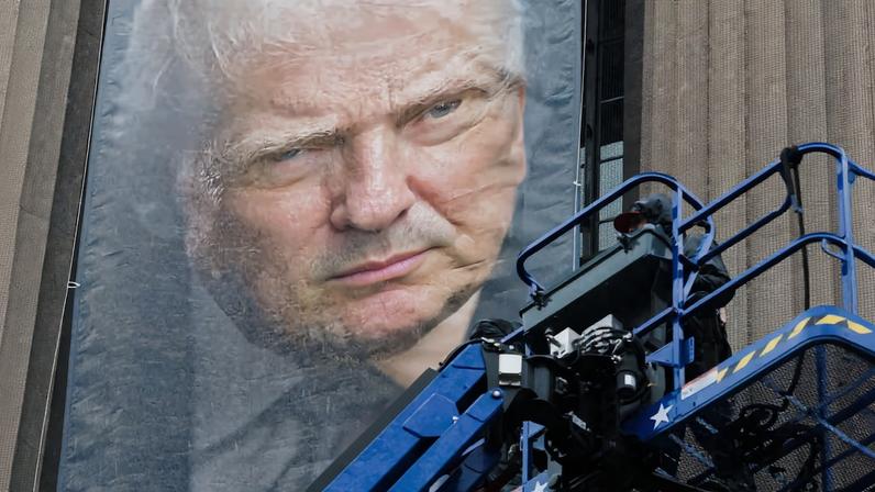 Bandeira com imagem de Donald Trump é hasteada na sede do Departamento de Justiça