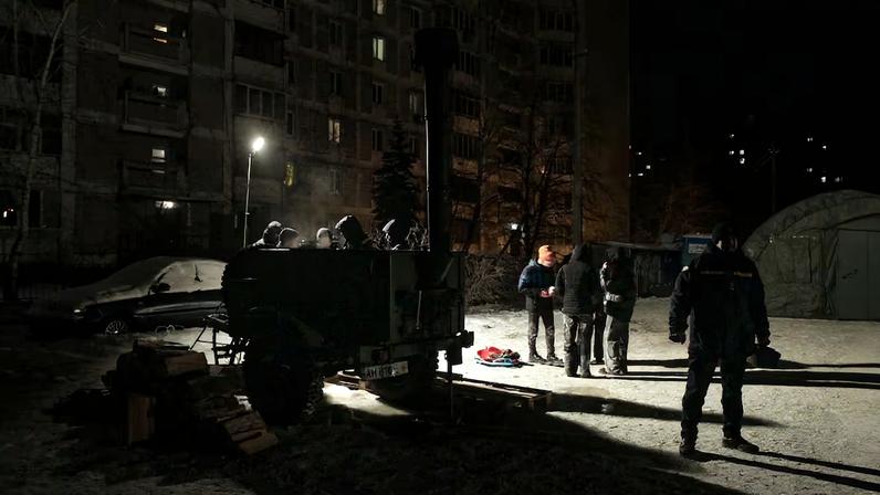 Los equipos de emergencia despliegan una carpa en Kiev para permitir a los vecinos entrar en calor y cargar sus dispositivos, el pasado 25 de enero.