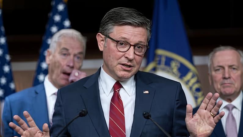 El líder de la mayoría republicana en el Congreso, Mike Johnson, durante una conferencia de prensa este martes para explicar el estado de las negociaciones.