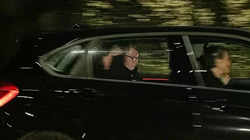 Peter Mandelson abandona la comisaría en la madrugada de este martes a bordo de un taxi