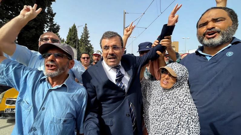 Ex-primeiro-ministro tunisiano Larayedh é condenado a 24 anos em caso jihadista