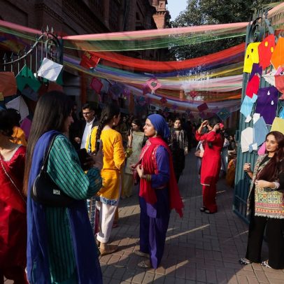Pipas e gritos de vitória marcam retorno de festival em Lahore após proibição