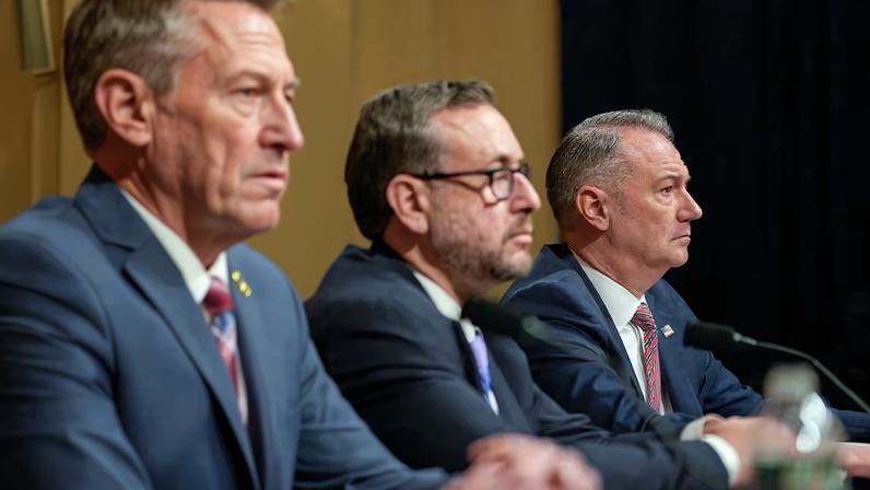 Todd Lyons, director de ICE; Rodney Scott, comisionado de la CBP y Joseph Edlow, director de USCIS, en el Congreso, en Washington, el 10 de febrero.