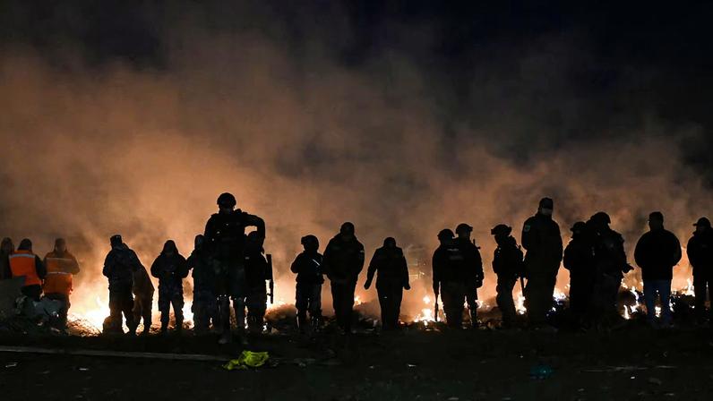 Residentes protestam enquanto queimam dinheiro deixado após acidente na Bolívia