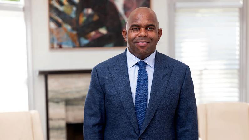 Hassan Smith revela coleção de arte e motivos por trás das escolhas