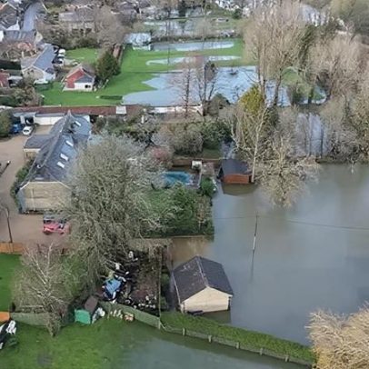 Elaborado rascunho de plano de tempo severo após tempestade e inundações