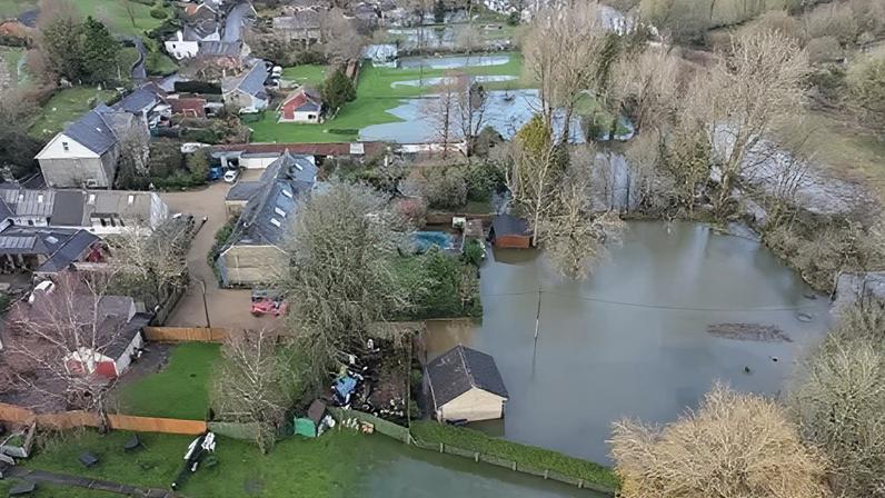Elaborado rascunho de plano de tempo severo após tempestade e inundações