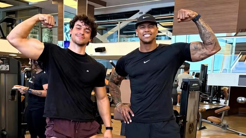 Victor Alexandre, filho de Carla Perez e Xanddy, em treino com Léo Santana — Foto: Reprodução/Instagram