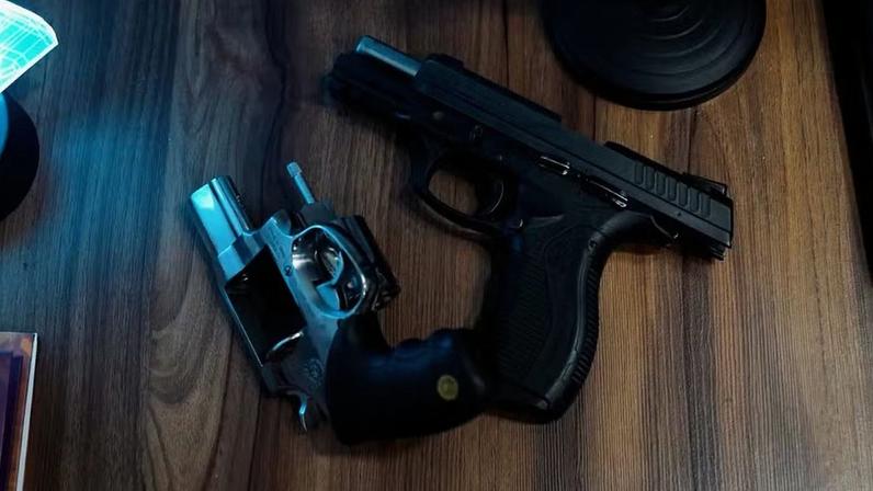 Armas calibres 38 e 9mm em estande de tiro em São Paulo — Foto: Luiz Gabriel Franco/g1