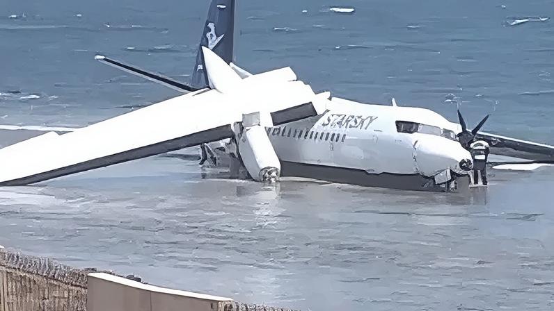 Avião com 55 passageiros faz pouso de emergência em praia na Somália