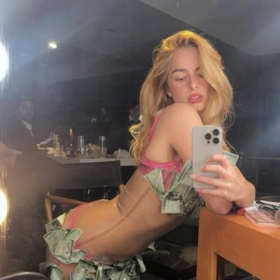 Addison Rae usa vestido de látex invisível coberto de dinheiro falso no Grammys