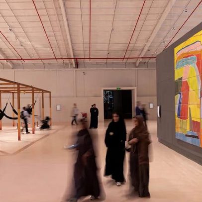 Bienal de Diriyah 2026 destaca obras monumentais e artistas pioneiras