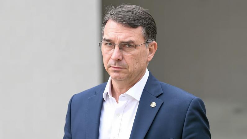 Flávio Bolsonaro visita o pai na sede da PF em Brasília, em 25 de novembro de 2025 — Foto: Evaristo SA / AFP