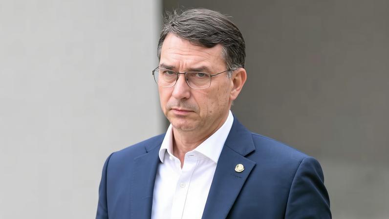 Flávio Bolsonaro visita o pai na sede da PF em Brasília, em 25 de novembro de 2025 — Foto: Evaristo SA / AFP