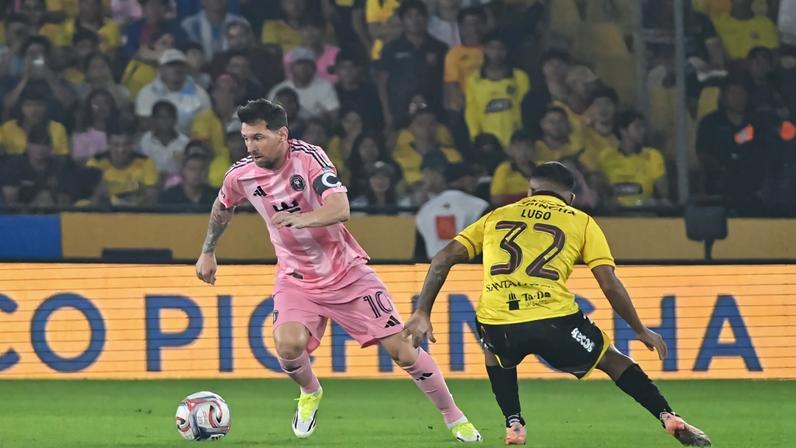 Messi em ação pelo Inter Miami contra o Barcelona de Guayaquil — Foto: Marcos PIN / AFP