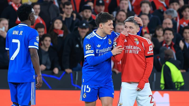 Vini Jr. denuncia racismo, e árbitro aciona protocolo após golaço contra Benfica