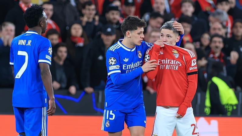 Ex-jogadores da Fifa propõem punição para quem cobrir a boca no futebol