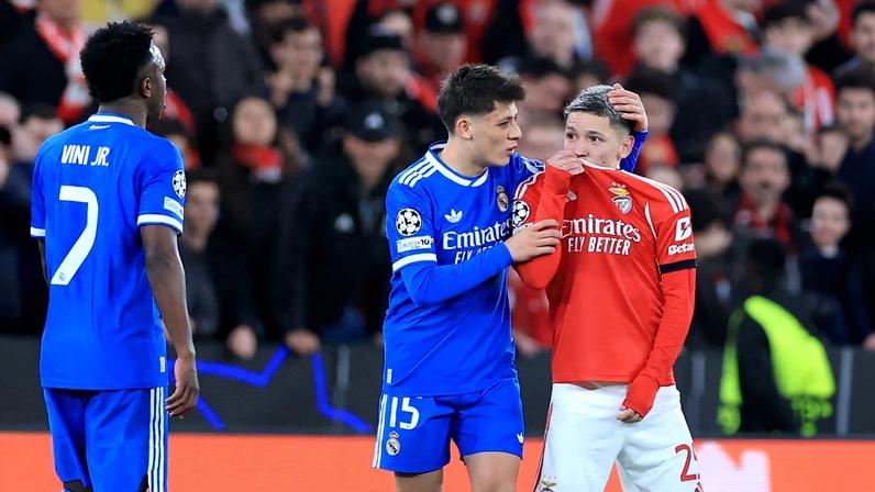 Proibição de cobrir a boca durante discussões no campo pode valer para jogadores