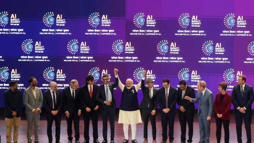 Primeiro-ministro da Índia, Narendra Modi (C), em grupo com líderes de empresas de IA na Cúpula de Impacto da IA ​​em Nova Delhi. — Foto: LUDOVIC MARIN / AFP