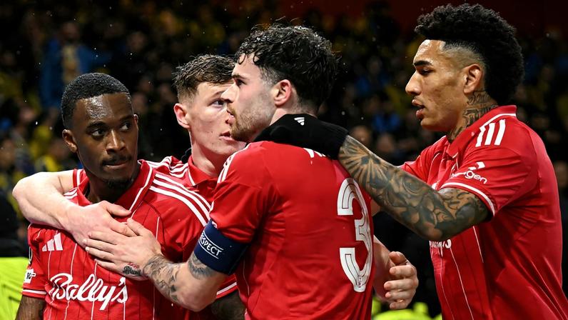 Jogadores do Nottingham Forest celebram o gol de Hudson-Odoi contra o Fenerbahçe — Foto: Oli SCARFF / AFP
