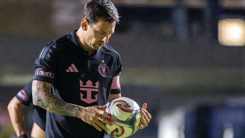 Messi é derrubado por segurança durante invasão de torcedores em Porto Rico