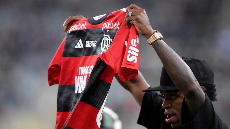 Vini Jr sendo homenageado pelo Flamengo após casos de racismo em 2023 — Foto: Thiago Ribeiro/AGIF