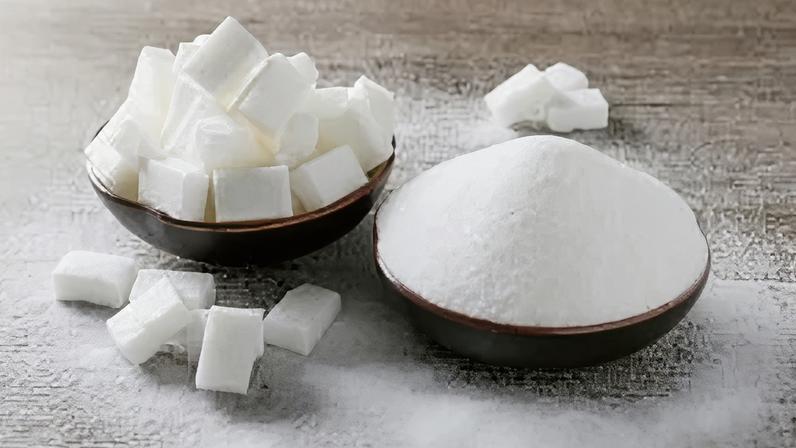 Detalhe de açúcar refinado e em cubos