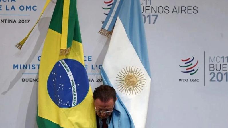 Bandeiras de Brasil e Argentina durante encontro da OMC em 2017 em Buenos Aires