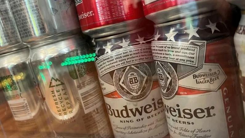 Latas de cerveja da Budweiser