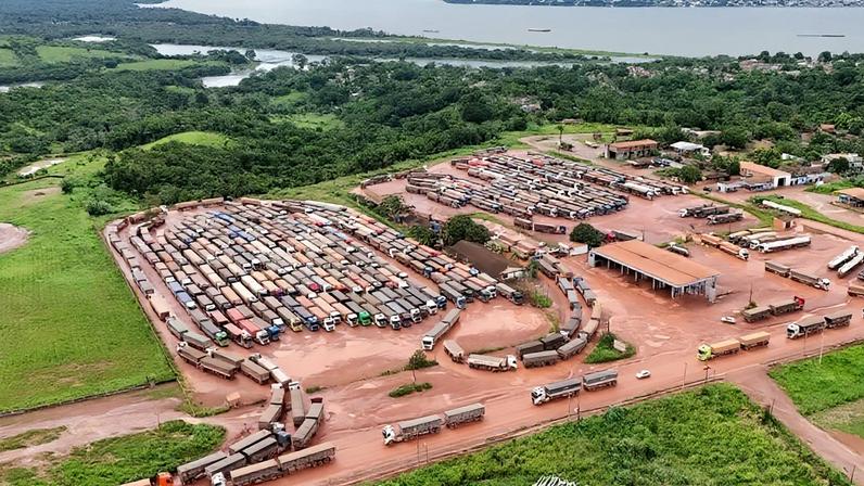 Engarrafamento de caminhões atrasa exportação recorde de soja no Pará