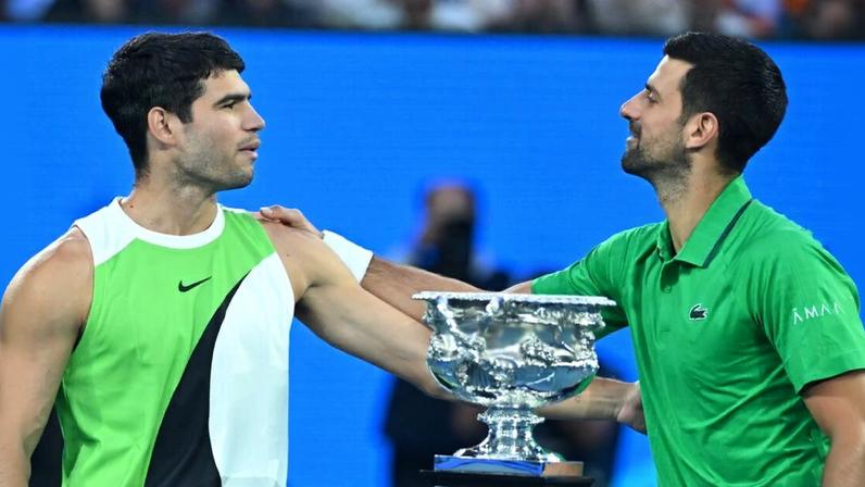 Carlos Alcaraz e Novak Djokovic (Foto: FFT)