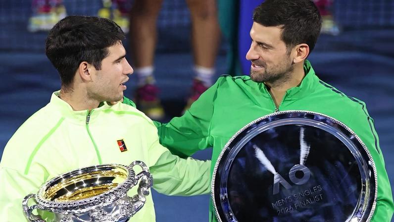 Carlos Alcaraz e Novak Djokovic (Foto: Tennis Australia)