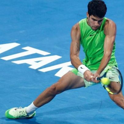 Alcaraz segue invicto na temporada e encara Khachanov