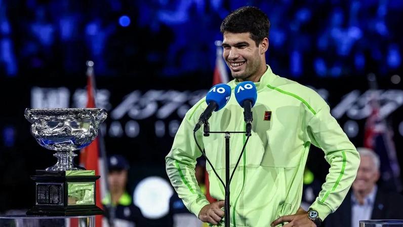 Carlos Alcaraz é campeão do Australian Open (Foto: IZHAR KHAN / AFP)