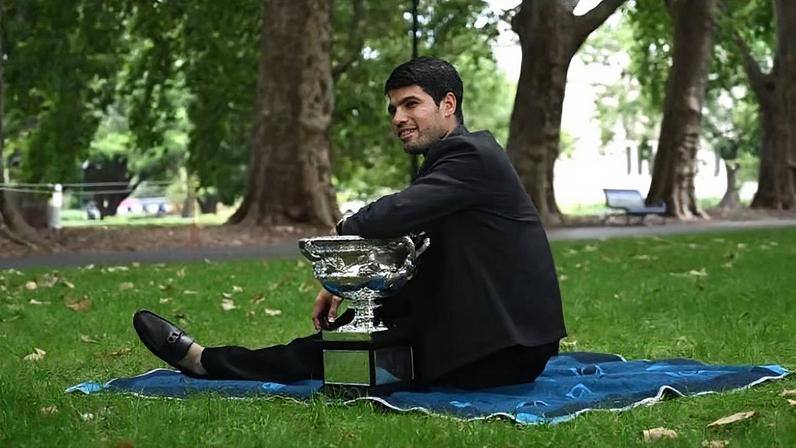 Carlos Alcaraz com o troféu do Australian Open