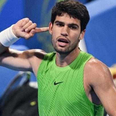 Alcaraz vira diante de Khachanov e conquista 10ª vitória consecutiva