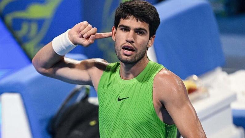 Alcaraz vira diante de Khachanov e conquista 10ª vitória consecutiva