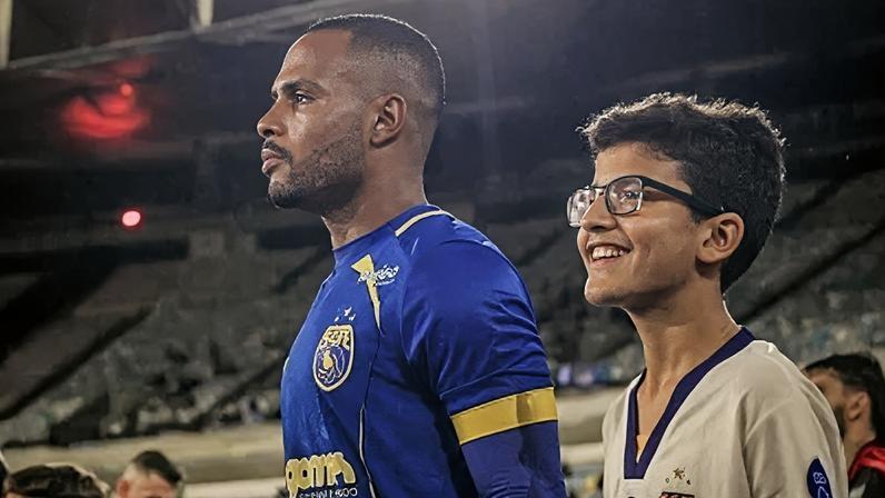Alexandre em campo pelo Sampaio Correa; o meia sofreu uma convulsão em jogo contra o Flamengo e teve alta do hospital nesta terça-feira (10)