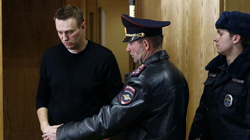 Moscou (Rússia) - Líder opositor russo Alexei Navalny (à esquerda) se dirige à sala para receber o veredito do tribunal do distrito de Tverskoy, em Moscou, Rússia, um dia após ser preso em uma manifestação da oposição